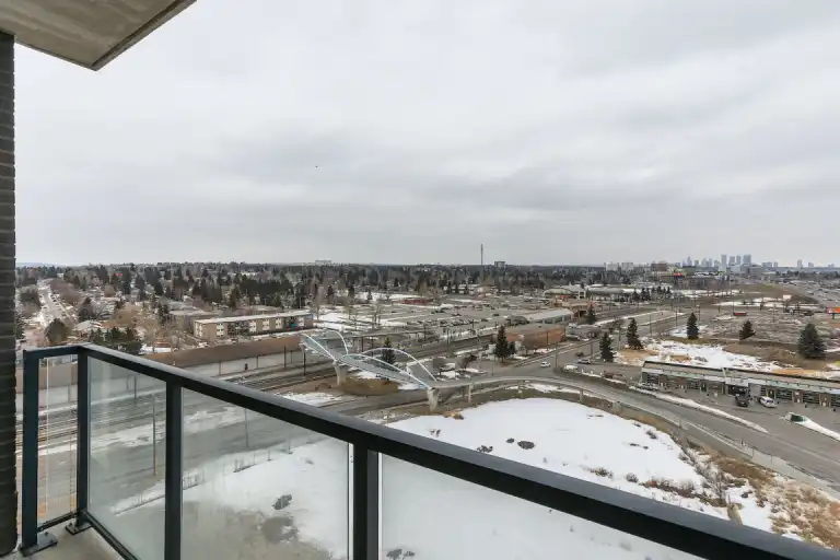 Beautiful 2 Bedroom 2 Bathroom Condo in London Towers @ Heritage Station Complex | 8710 Horton Rd SW, Calgary | 3175858
