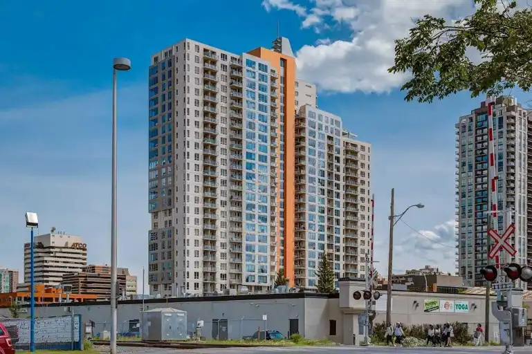 Downtown 1 Bed + Den off 10th and 10th SW Calgary | Unit - 1053 10 Street Southwest, Calgary | 3160514