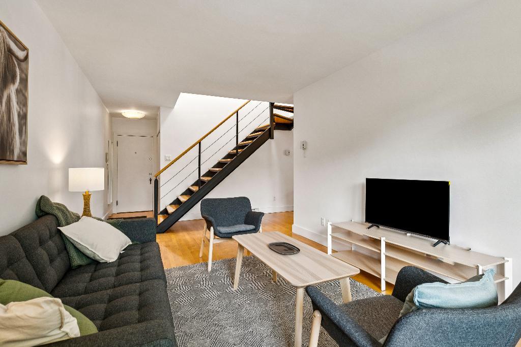 PLATEAU MONT-ROYAL, 7 1/2 avec 3 chambres fermées et 2 salles de bain. Entièrement MEUBLÉ et ÉQUIPÉ à neuf! À 2 pas du Métro Laurier. LIBRE IMMÉDIATE | 3160557