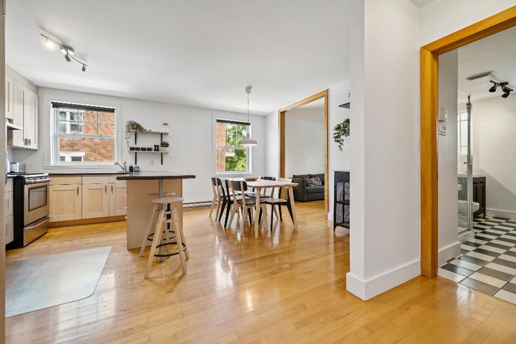 PLATEAU MONT-ROYAL, 7 1/2 avec 3 chambres fermées et 2 salles de bain. Entièrement MEUBLÉ et ÉQUIPÉ à neuf! À 2 pas du Métro Laurier. LIBRE IMMÉDIATE | 3160557