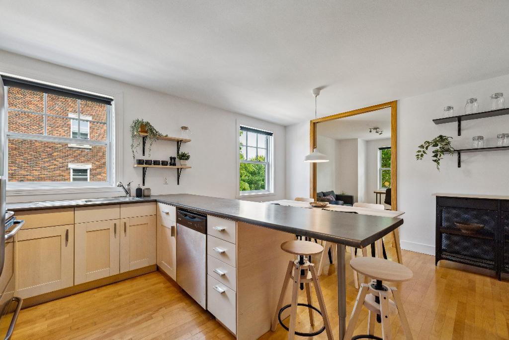 PLATEAU MONT-ROYAL, 7 1/2 avec 3 chambres fermées et 2 salles de bain. Entièrement MEUBLÉ et ÉQUIPÉ à neuf! À 2 pas du Métro Laurier. LIBRE IMMÉDIATE | 3160557