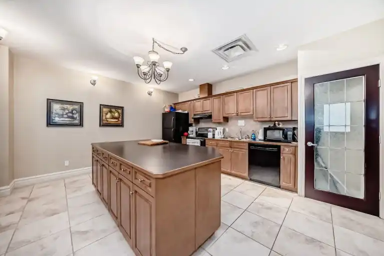 Renaissance 2B2B/ Near downtown /24hr Concierge /Indoor Access North Hill Mall | 105 - 1726 14 Avenue Northwest, Calgary | 3162634