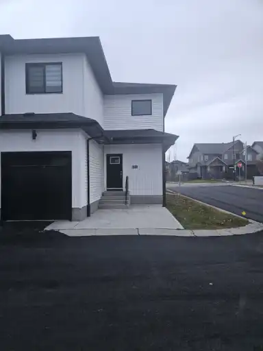 Beautiful Kinglet 3 Bedroom Main Floor Townhome for rent. | 130 Hawks Ridge Boulevard Northwest, Edmonton | 3162651