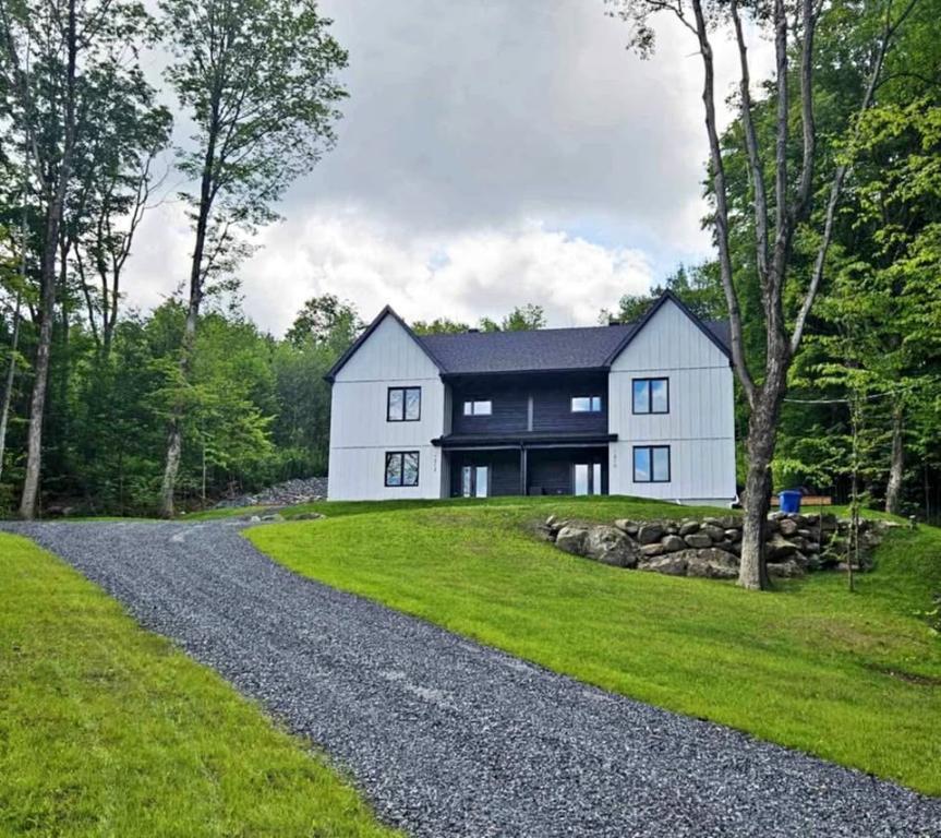 Jumelé neuf à louer Shefford | 3164877