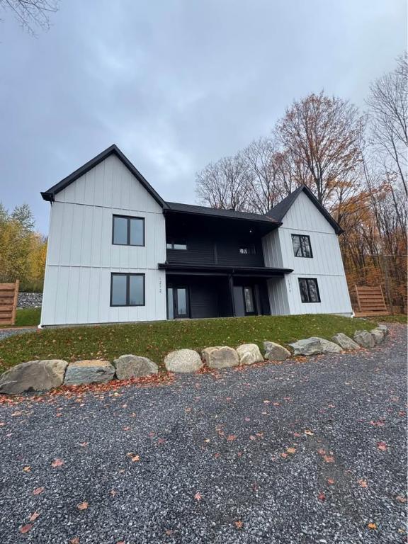 Jumelé neuf à louer Shefford | 3164877