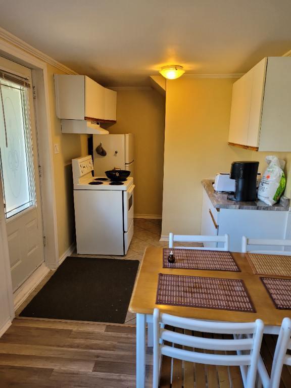 À SAINT-AGATHE-DES-MONTS ,PRÈS DE TOUT LES SERVICES, BORD DE L'EAU RÉSIDENTIEL, BACHELEUR 2½ À LOUER TOUT COMPRIS LIBRE 1 DÉCEMBRE 2025 | 3165855