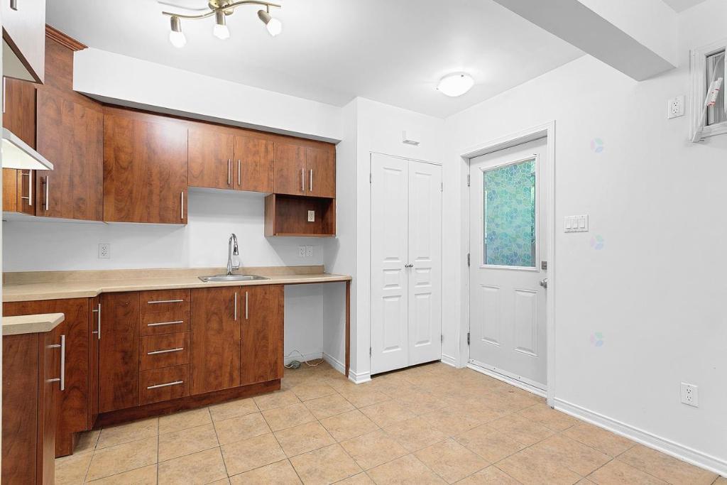 Appartement 1 CC en semi sous-sol //DISPONIBLE DÈS MAINTENANT | 3165858