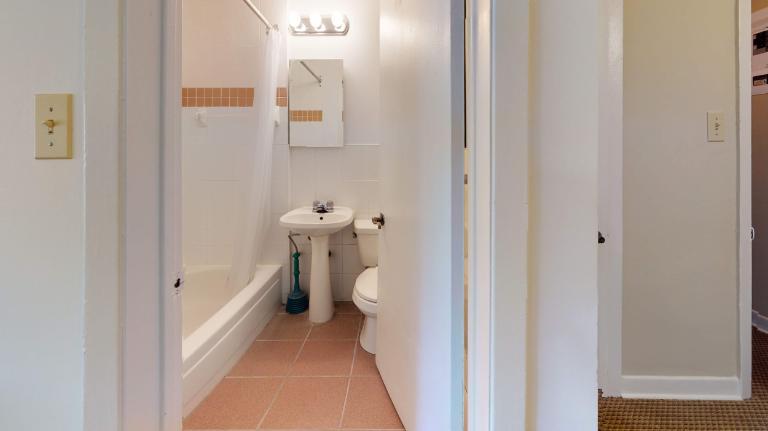 GHETTO MCGILL- 3 ½ RÉNOVÉ & MEUBLÉ – 1 CHAMBRE FERMÉE | 3166215