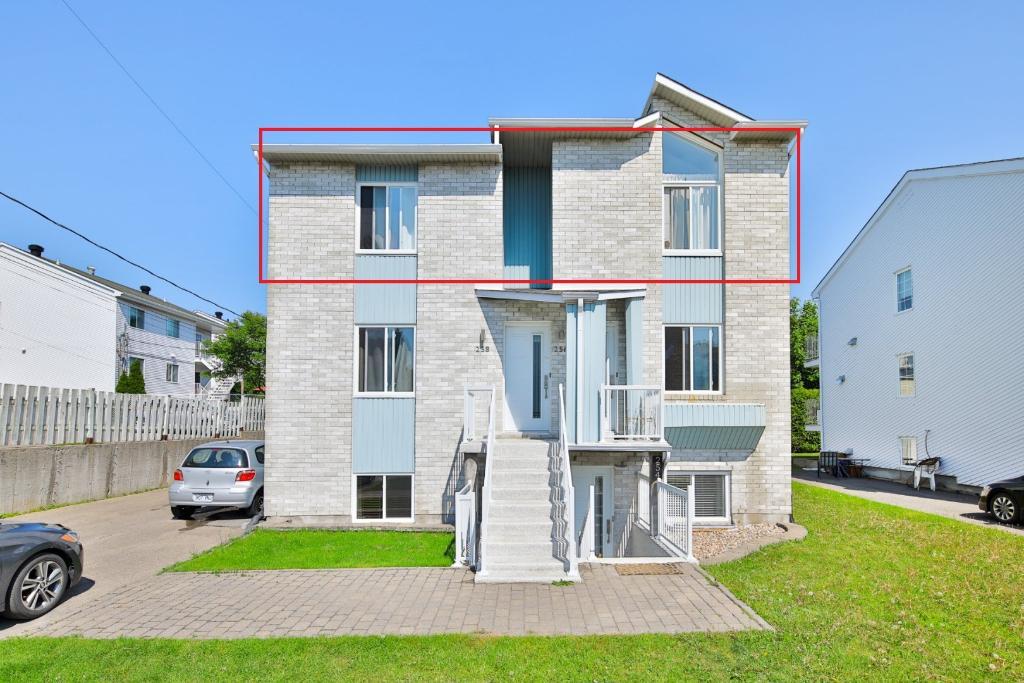 Grand 4 ½ de style condo entièrement rénové – Dernier étage d’un triplex à Sainte-Thérèse ! | 3166232
