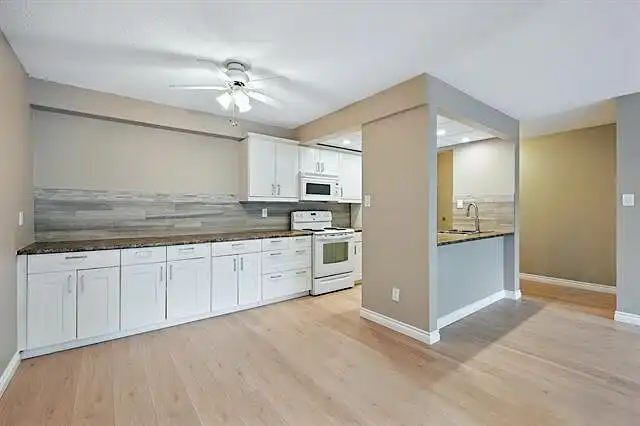 (Condo for Rent-UTILITIES INCLUDED) 2-Bedroom Corner Condo in Garneau | 404 - 11007 83 Ave NW, Edmonton | 3166388