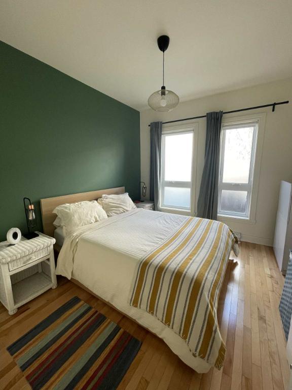 Grand 3 1/2 lumineux avec terrasse privée juste à côté du métro Frontenac. | 3166420