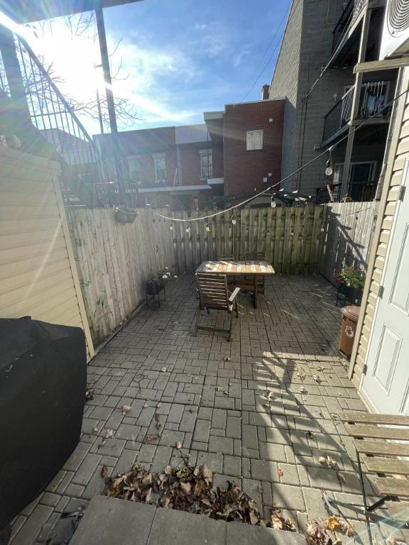 Grand 3 1/2 lumineux avec terrasse privée juste à côté du métro Frontenac. | 3166420