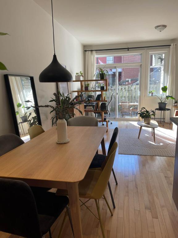 Grand 3 1/2 lumineux avec terrasse privée juste à côté du métro Frontenac. | 3166420