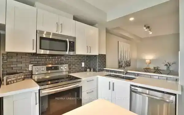 Beautifully Renovated Large One Bed + Den Unit | 200 Burnhamthorpe Road East, Mississauga | 3172326