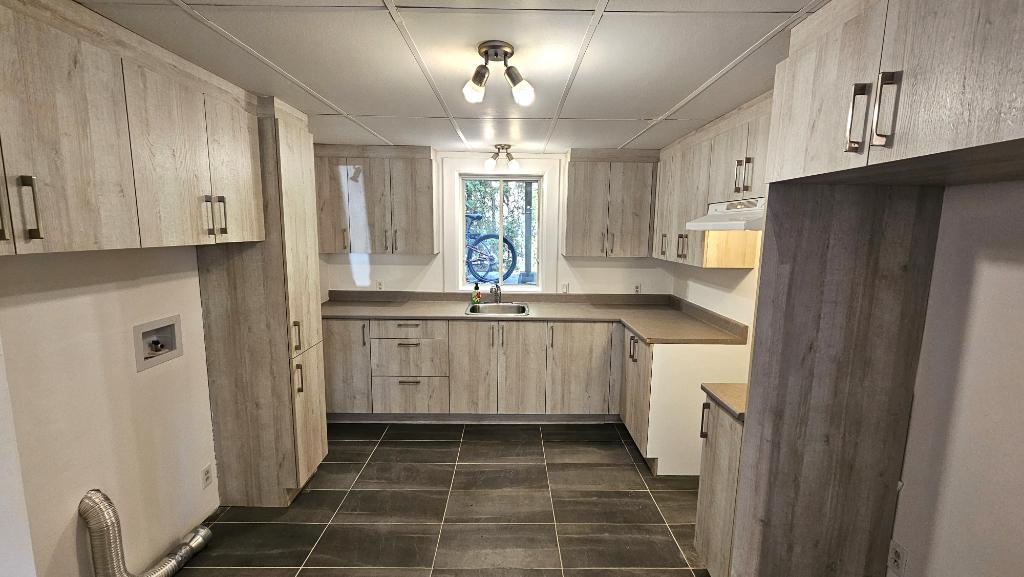 Beau 4 ½ dans un demi sous-sol ! Disponible dès maintenant ! | 3172990