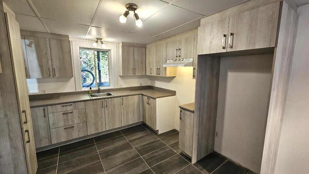 Beau 4 ½ dans un demi sous-sol ! Disponible dès maintenant ! | 3172990