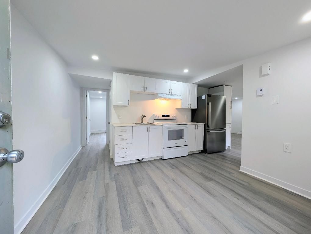 **Renovated 4 1/2, TOP Floor, Large Balcony-The Village/Downtown, Metro Papineau** | 3173497