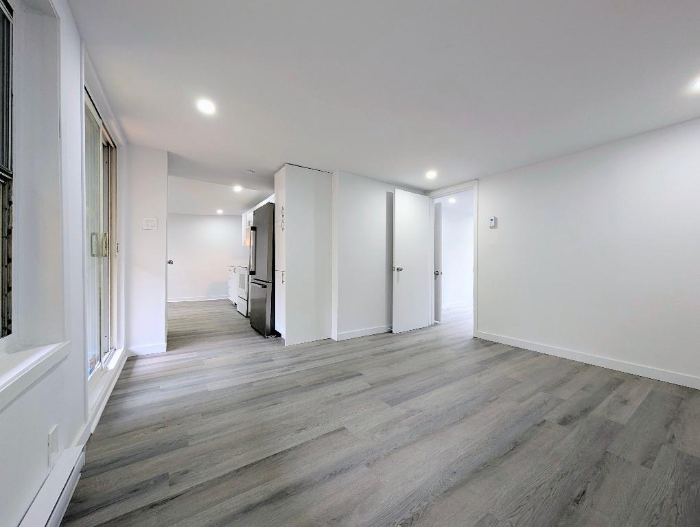 **Renovated 4 1/2, TOP Floor, Large Balcony-The Village/Downtown, Metro Papineau** | 3173497