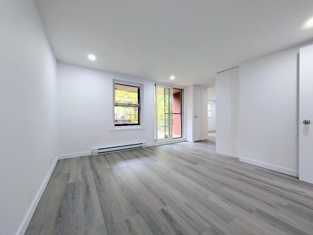 **Renovated 4 1/2, TOP Floor, Large Balcony-The Village/Downtown, Metro Papineau** | 3173497