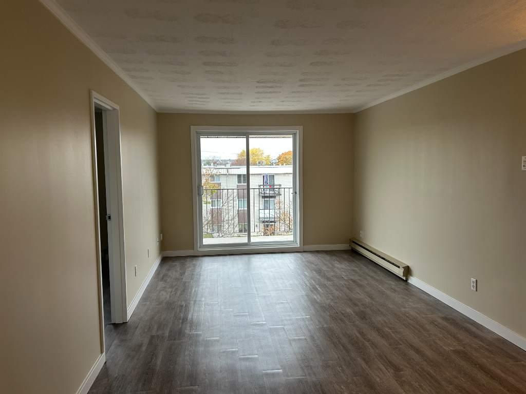 BEAU 5 1/2 - EMPLACEMENT IDÉAL - STATIONNEMENTS | 3173507