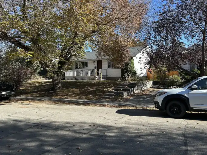 Cozy bungalow on large lot located on quiet tree-lined street | 2756 Grant Crescent Southwest, Calgary | 3173758