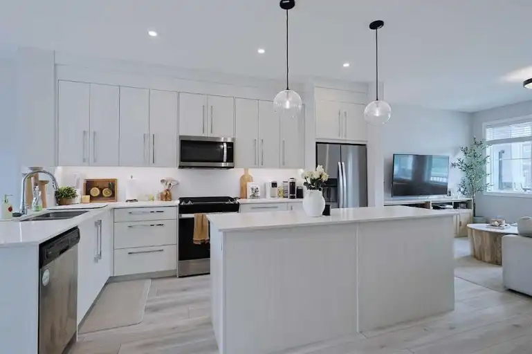 Inner City Extensively Renovated 3-bedroom Main floor Unit with Fenced Back Yard | 7406 - 7406 Hunterfield Road Northwest, Calgary | 3173767