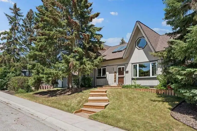 3 Bedrooms 2 Bathrooms | 7644 Hunterburn Hill Northwest, Calgary | 3173782