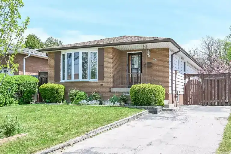 2 🛏 BEDROOM + Den + 1 🛁 BATH Apartments for Rent in Hamilton Mountain | 29 Birchcliffe Crescent, Hamilton | 3174170