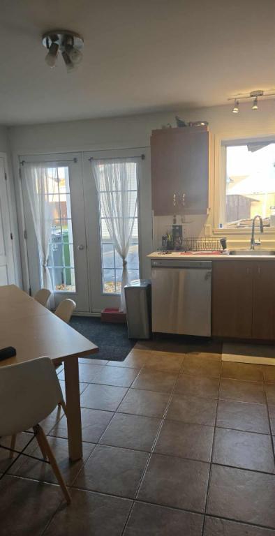 Drummondville Beau grand 5 1/2 à louer 1e étage libre pour 15 novembre | 3177134
