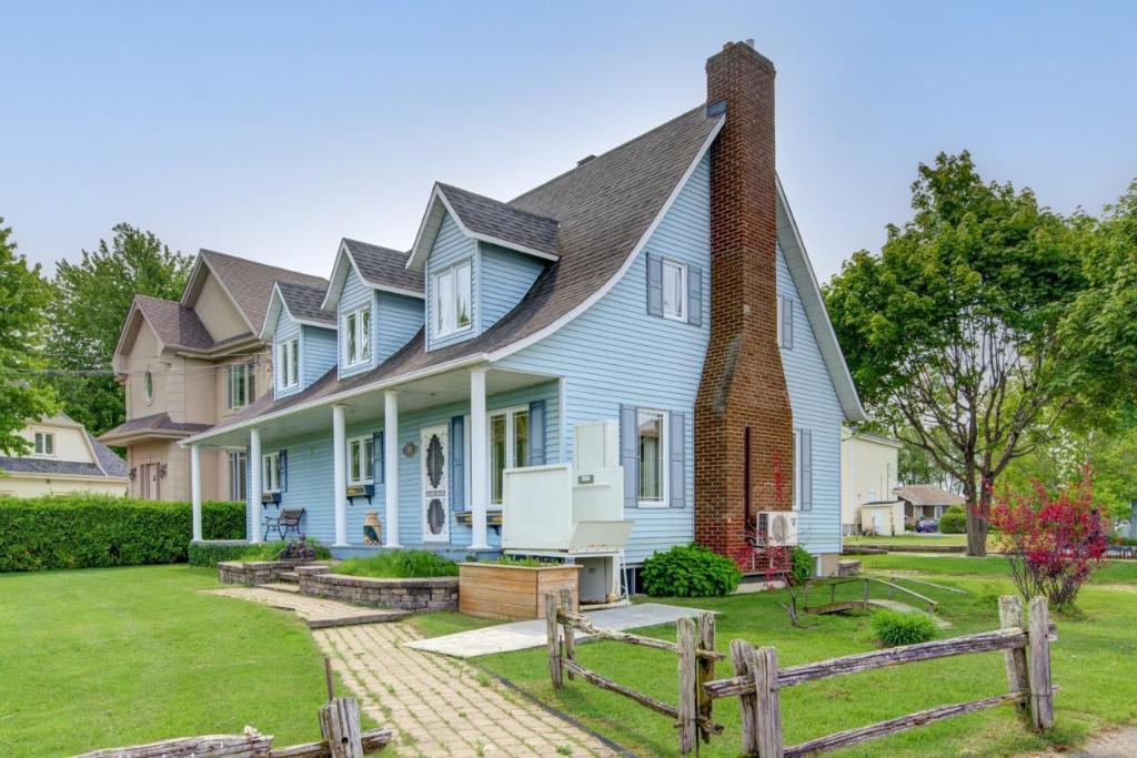 Maison riveraine 4 ch • 2 sdb + salle d'eau • Disponible 1er janv • 2 998 $/mois | 3177254