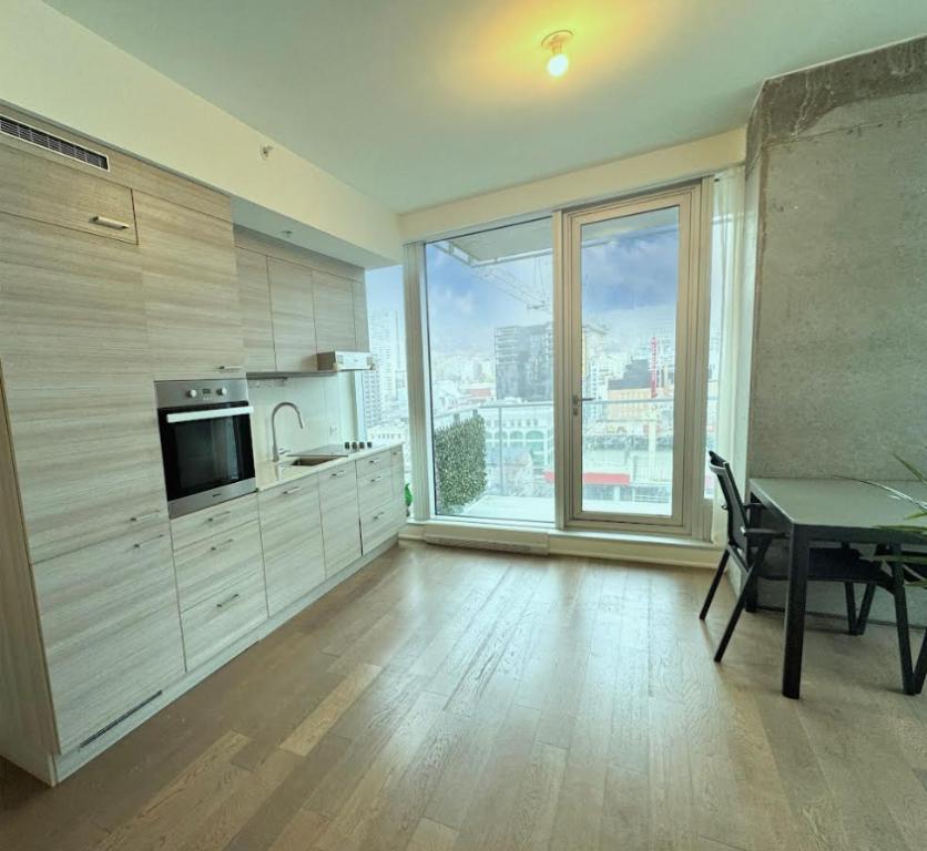 Unité de Coin Lumineuse au Cœur du Centre-Ville de Montréal | 3177255