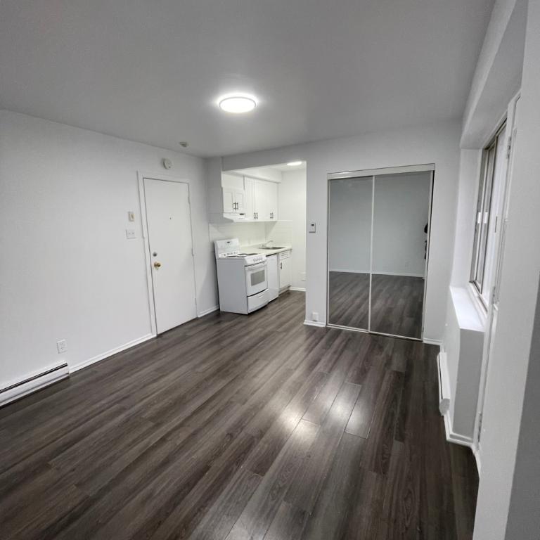 LEASE TRANSFER - STUDIO - 5 MINS FROM JEAN TALON METRO - ALL UTILITIES INCLUDED - $1025/M | 3177587