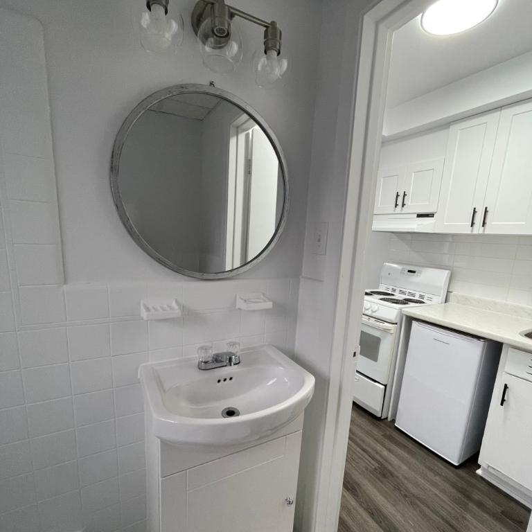 LEASE TRANSFER - STUDIO - 5 MINS FROM JEAN TALON METRO - ALL UTILITIES INCLUDED - $1025/M | 3177587