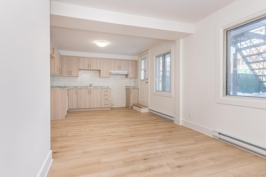 BEAU 4 1/2 AVEC ELECTROS, COUR ARRIÈRE ET STATIONNEMENT | 3177647