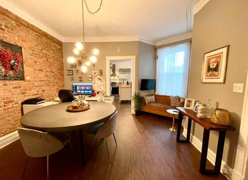 Superbe 5 1/2 de 1200 pi2 alliant cachet d’époque et confort dans HOMA | 3178312