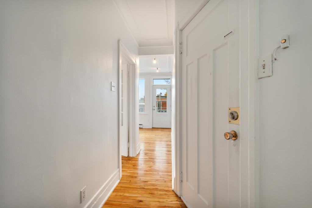 Plateau, petit 4 1/2 de 2 chambres, 1395$ - près de l'avenue Mont-Royal, disponible, coin d'immeuble et dernier étage | 3179168