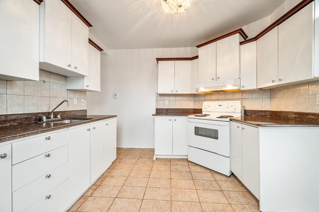 Plateau, petit 4 1/2 de 2 chambres, 1395$ - près de l'avenue Mont-Royal, disponible, coin d'immeuble et dernier étage | 3179168