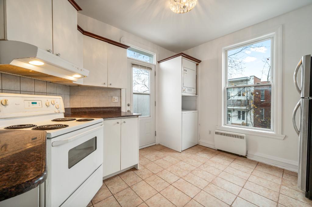 Plateau, petit 4 1/2 de 2 chambres, 1395$ - près de l'avenue Mont-Royal, disponible, coin d'immeuble et dernier étage | 3179168