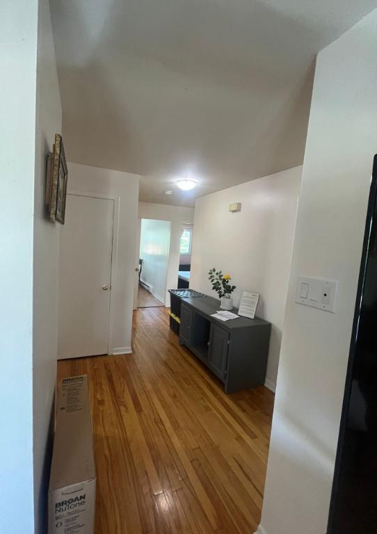 1 400 $ Libre 1er déc. 2025 - Grand 5 ½ (haut 2plex) Inclus : Parking sous Tempo + WiFi ! 438-978-8021 | 3179169