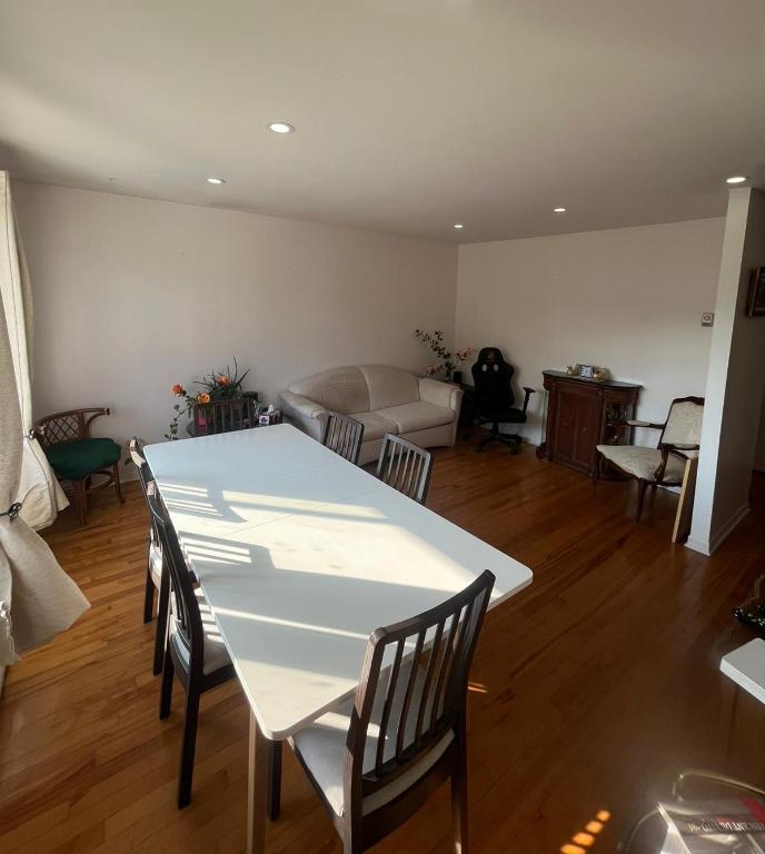 1 400 $ Libre 1er déc. 2025 - Grand 5 ½ (haut 2plex) Inclus : Parking sous Tempo + WiFi ! 438-978-8021 | 3179169