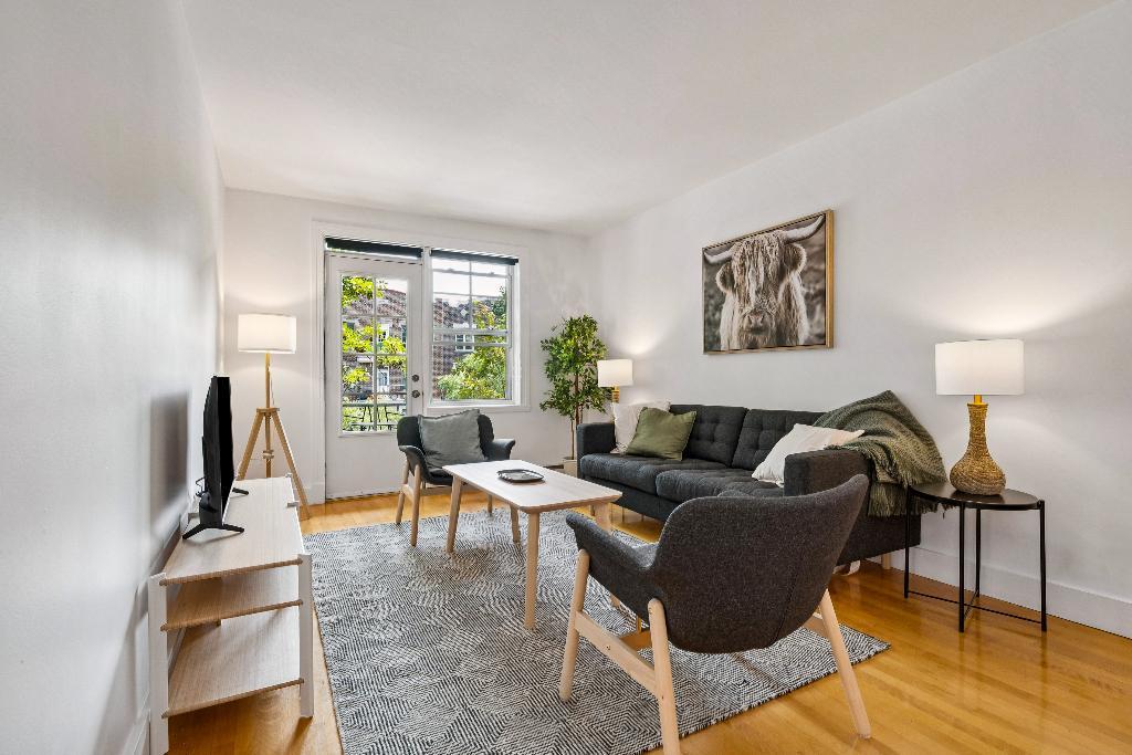 PLATEAU MONT-ROYAL, 7 1/2 avec 3 chambres fermées et 2 salles de bain. Entièrement MEUBLÉ et ÉQUIPÉ à neuf! À 2 pas du Métro Laurier. LIBRE IMMÉDIATE | 3179236