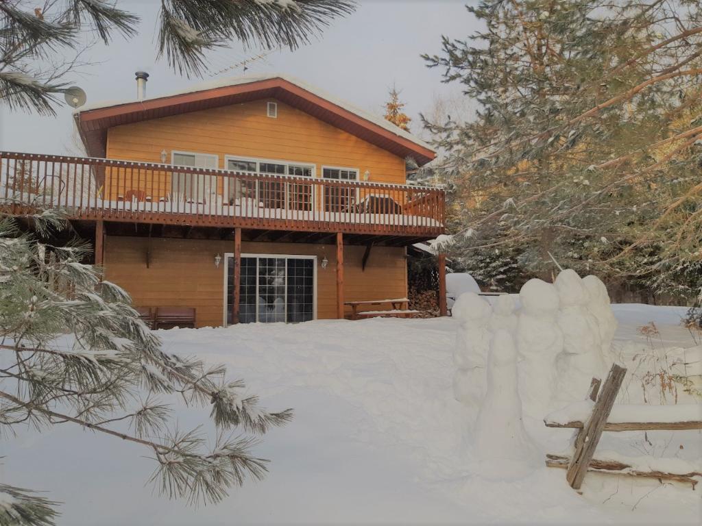 Très beau chalet a louer au bord de l’eau. À 1h30 de Montréal! | 3179600