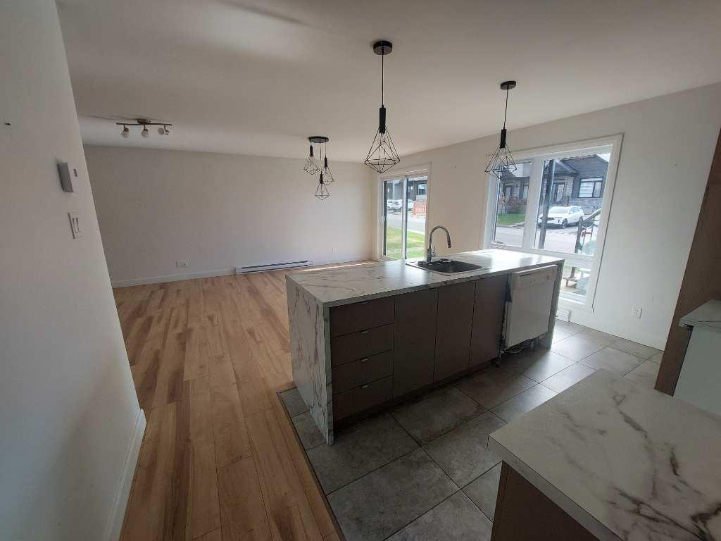 LIBRE Beau 4 1/2 Gratuit fin Nov. $$$$ | 3179909