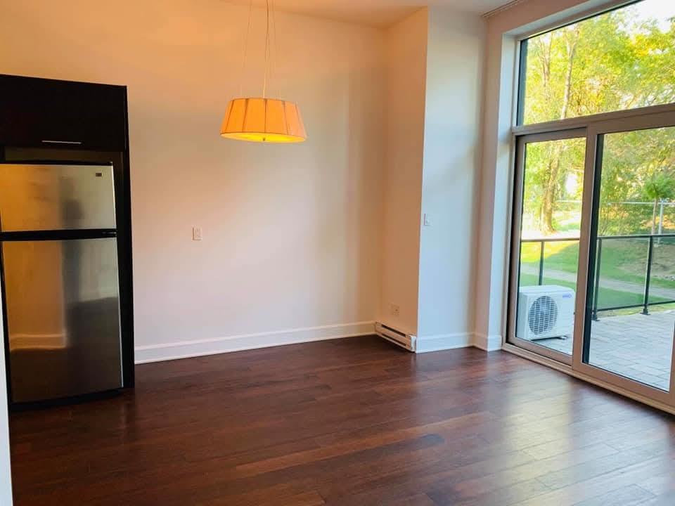 Condo à louer | 3179924