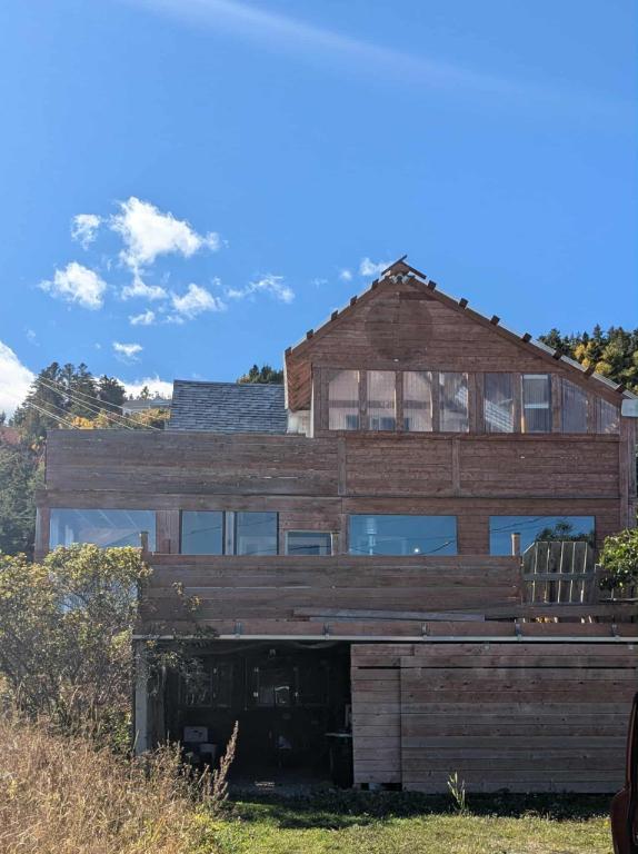 Maison bord de la mer Gaspésie qui inclus deux logements! | 3180447