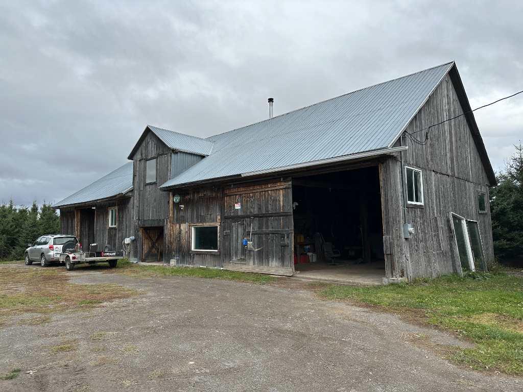 Terre avec grange et lac | 3181776