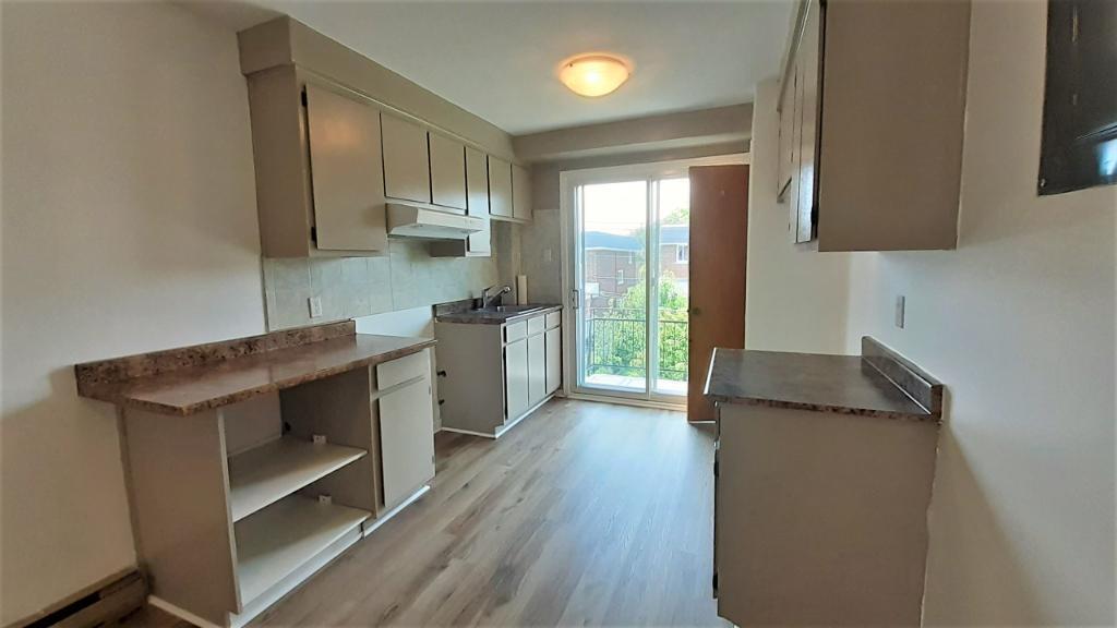 N-Rosemont Grand 4 1/2 Triplex 2e Étage près de tous les services | 3182021