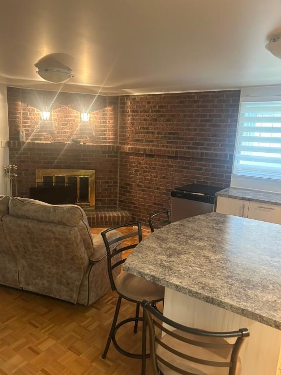 À LaSalle app 700pi carrés tous équipés comme neuf,super tranquille pas d'animaux et non fumeur avec stationnement et nous parlons seulement français | 3183260