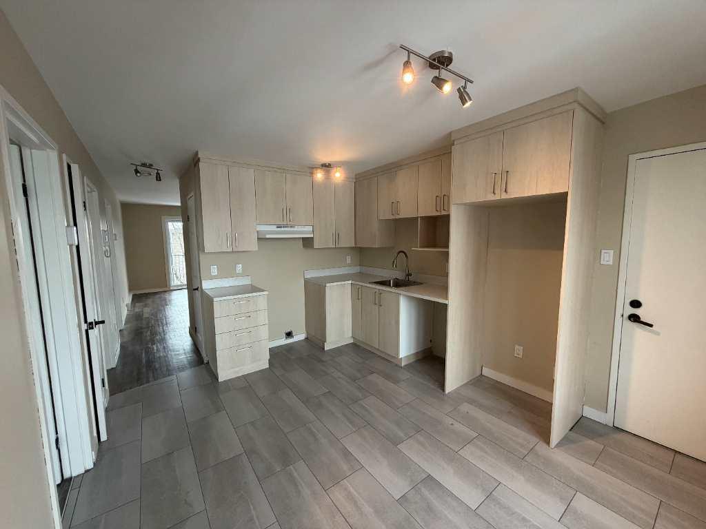 TRÈS BEAU 4 1/2 - LIBRE IMMÉDIATEMENT - RÉNOVÉ | 3183267