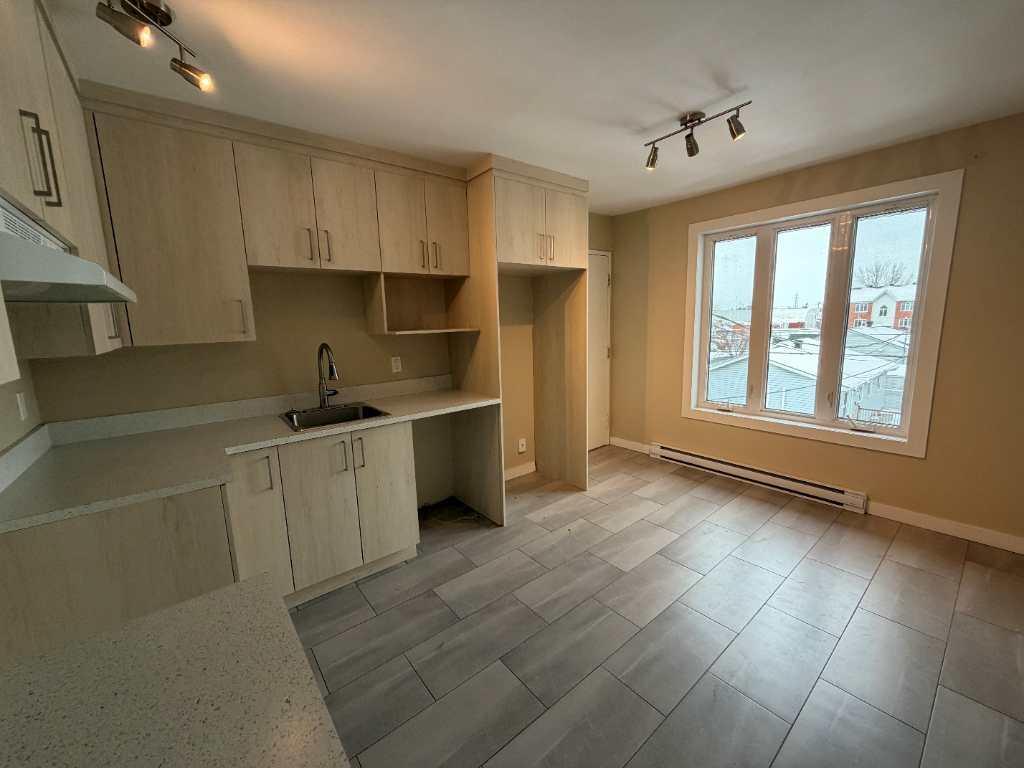 TRÈS BEAU 4 1/2 - LIBRE IMMÉDIATEMENT - RÉNOVÉ | 3183267